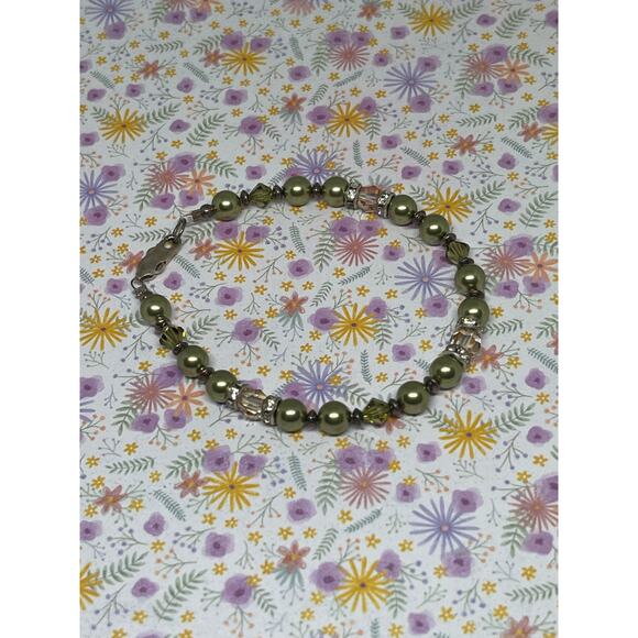 Olive - Handcrafted Austrian Pearls and Crystal Beads Bracelet Jewelry - Picture 4 of 5